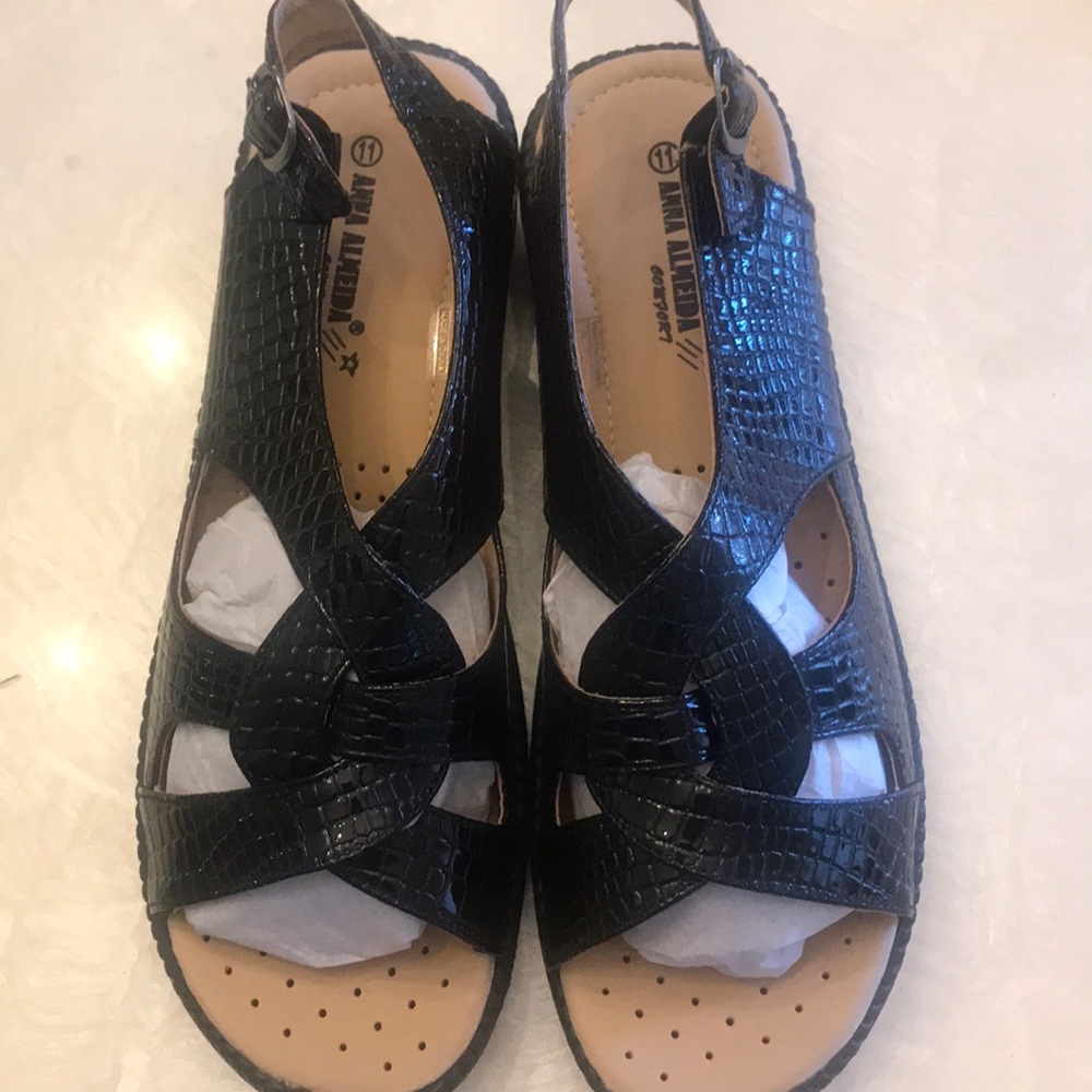 NEW Sandals - Picture 4 of 5